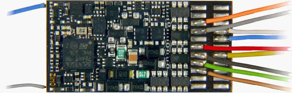 MN330R Zimo - miniaturní lokodekodér s konektorem NEM 652 (8-pin) na vodičích