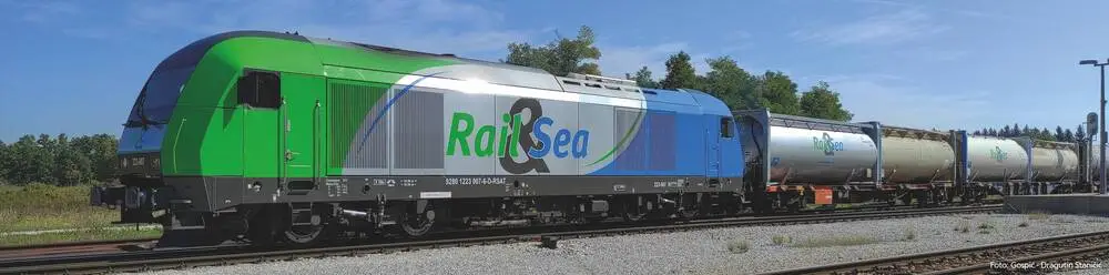 47573 PIKO - Dieselová lokomotiva Herkules BR 223 "Rail & Sea"