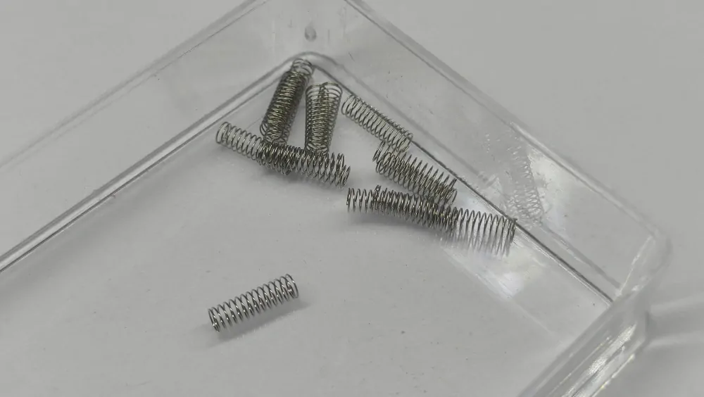 396170 - Tillig - pružina kinematiky, tlačná, 0,15 × 2,25 × 7,3 mm, TT