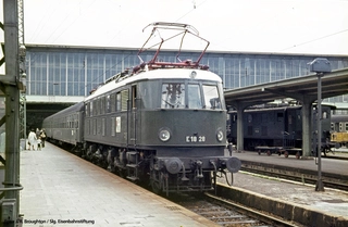 40308 PIKO - Elektrická lokomotiva E 18