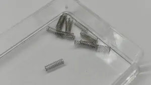 396170 - Tillig - pružina kinematiky, tlačná, 0,15 × 2,25 × 7,3 mm, TT