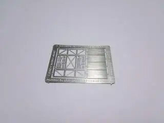 TT - Regál kovový se 4 policemi (leptaná stavebnice)