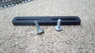 Příčka kolejové svorky na rozteč + šroubky