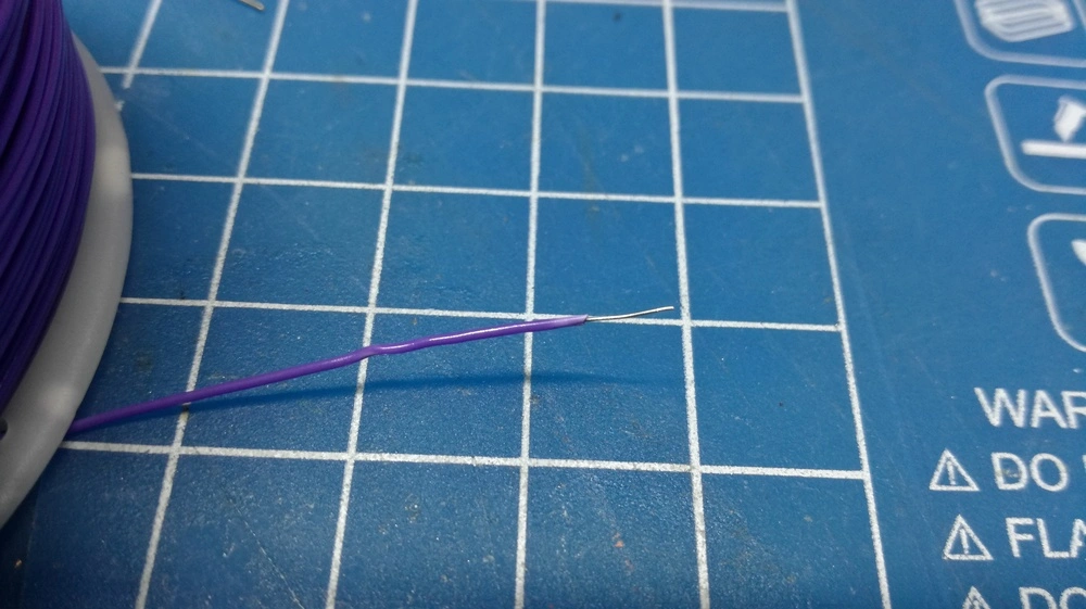 Drátek NMRA - fialový - pevné jádro