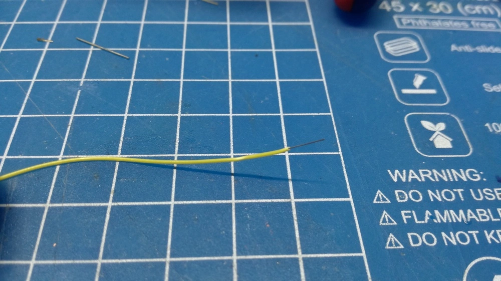 Drátek NMRA - žlutý - pevné jádro