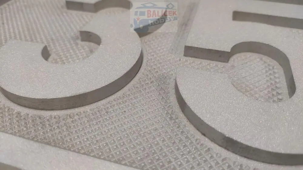 Číslo velikost 890mm s reliéfem