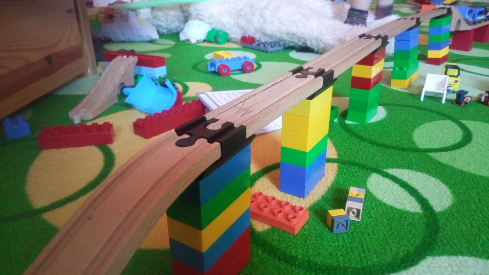 Spojka dřevěných kolejí na Lego Duplo