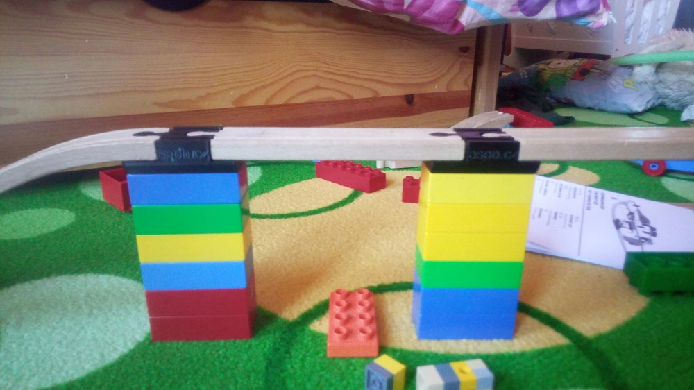 Spojka dřevěných kolejí na Lego Duplo