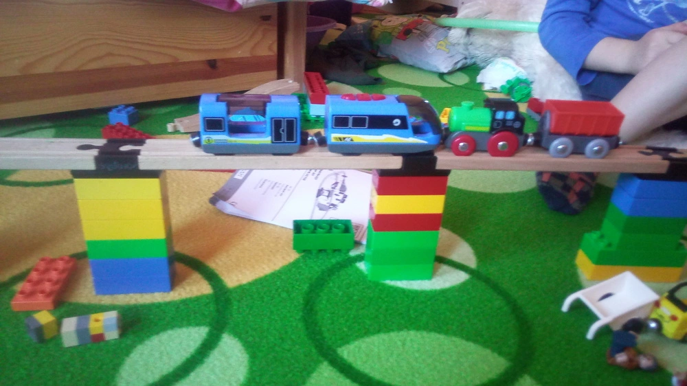Spojka dřevěných kolejí na Lego Duplo